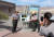 미국 데스밸리 국립공원 관계자들이 지난 16일 섭씨 55도를 찍은 온도계 앞에서 기념사진을 찍고 있다. AFP=연합뉴스