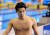 황선우가 26일 일본 후쿠오카 마린메세 후쿠오카홀에서 열린 2023 세계수영선수권 남자 자유형 100m 준결선을 9위로 마친 뒤 아쉬운 표정으로 경기장을 나서고 있다. 뉴스1