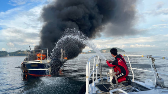 보령 원산도 부근 낚시어선 화재, 구명조끼입고 바다 뛰어든 20명 전원 구조