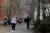 미국 매사추세츠주 케임브리지 하버드대학교에서 캠퍼스를 걷고 있는 학생들. 사진은 기사 내용과 관계 없음. 로이터=연합뉴스