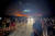관광객들이 지난 22일 그리스 로도스 섬의 한 해변에서 대형산불로부터 대피하기 위한 버스를 타기 위해 줄을 서고 있다. AP=연합뉴스