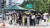 장마기간이 끝나고 이른아침부터 무더운 날씨를 보인 27일 오전 서울 종로구 세종대로 사거리에서 시민들이 그늘막 아래서 보행신호를 기다리고 있다. 뉴시스