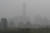 4월 12일 중국 베이징의 중심 상업지구에 스모그가 발생해 고층 건물들 사이 하늘이 뿌옇게 보인다. AFP=연합뉴스