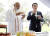 지난 3월 인도를 방문한 기시다 후미오(오른쪽) 일본 총리가 뉴델리의 한 공원에서 나렌드라 모디 인도 총리와 함께 인도 현지 음식을 먹고 있다. AP=연합뉴스