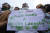 대마초 합법을 지지하는 사람이 지난해 11월 태국 방콕의 정부청사 밖에서 대마초 합법화를 계속 유지해달라는 시위를 벌이고 있다. AP=연합뉴스
