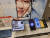 구글은 첫 폴더블폰인 '픽셀 폴드'의 일본 출시일을 나흘 앞당겨 오는 27일부터 판매한다. 삼성의 신형 갤럭시Z플립5·폴드5와의 정면승부가 불가피해졌다. 사진은 일본 고베의 한 스마트폰 매장에 전시된 픽셀 폴드. 고베=이희권 기자
