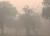 지난해 11월 3일 인도 뉴델리의 라지파트에서 짙은 스모그가 도시를 뒤덮은 가운데 사람들이 운동하고 있다. EPA=연합뉴스