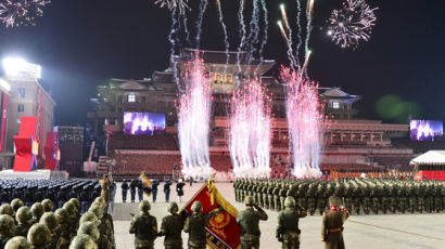 [속보]北, ICBM 앞세워 또 야간 열병식…김정은 연설 여부 주목