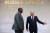 블라디미르 푸틴 러시아 대통령(오른쪽)이 27일 러시아 상트페테르부르크에서 열린 러시아·아프리카 정상회의에서 포스탱 아르샹쥐 투아데라 중앙아프리카공화국 대통령을 안내하고 있다. EPA=연합뉴스