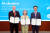 (오른쪽부터) 삼육대 김일목 총장, 앨라배마한국교육경제협의회(A-KEEP) 한미순 사무총장, 웨스트앨라배마대 켄 터커 총장이 협약서에 서명 후 기념사진을 찍고 있다.