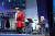 참전용사 패트릭 핀(미국·오른쪽)씨와 콜린 새커리(영국)씨가 27일 부산 영화의 전당 야외극장에서 열린 ‘유엔군 참전의날·정전협정 70주년 기념식’에서 아리랑을 열창하고 있다. [뉴시스]