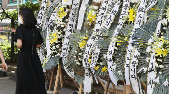 서이초 교사 사진 올린 유족 "애꿎은 교사·학부모 조사 안돼"