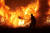 한 소방관이 26일 그리스 중부 볼로스의 공업 지대에서 타오르는 산불을 진압하고 있다. 로이터=연합뉴스