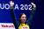 몰리 오캘러헌이 28일 일본 후쿠오카 마린메세 후쿠오카홀에서 열린 2023 세계수영선수권 여자 자유형 100ｍ 결선에서 우승한 뒤 시상식에서 환호하고 있다. AFP=연합뉴스 