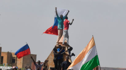러시아 국기 흔들며 "푸틴 만세" 외쳤다…니제르 수천명 시위