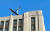지난 28일(현지시간) 뉴욕 샌스란시스코 X(구 트위터) 본사에 X모양의 구조물이 설치돼 있다. AFP=연합뉴스