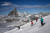 지난 2020년 11월 촬영한 사진으로 스위스 체어마트와 이탈리아 브루일-체르비니아 사이 테스타 그리지아에 있는 3480m 높이의 리푸지오 가이드 델 체르비노 산장 근처에서 스키어들이 산을 내려오는 모습. AFP=연합뉴스