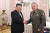 김정은(왼쪽) 북한 국무위원장(왼쪽)과 세르게이 쇼이구 러시아 국방장관이 회담 중 악수하고 있다. EPA=연합뉴스