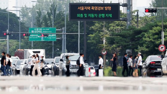 서울 지역의 낮 최고기온이 33도까지 올라 폭염경보가 발령된 20일 서울 영등포구 여의도 여의대로 일대 뜨겁게 달궈진 아스팔트 위로 아지랑이가 피어오르는 모습. 뉴스1