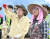 홍준표(왼쪽) 대구시장이 지난 24일 수해로 큰 어려움을 겪고 있는 경북 예천군 감천면 천향2리를 찾아 수해 복구 봉사 활동에 나선 모습. 연합뉴스