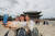 부처님오신날 연휴 마지막날인 지난5월 29일 한복을 입고 서울 경복궁을 찾은 일본 관광객들이 기념사진을 찍고 있다. 뉴스1
