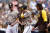 샌디에이고 김하성(가운데) 31일(한국시간) 텍사스와의 홈경기에서 3회말 상대 포수와 부딪힌 뒤 오른쪽 어깨를 붙잡으며 교체되고 있다. AP=연합뉴스