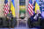 조 바이든 미국 대통령(오른쪽)이 7월 12일 리투아니아 빌뉴스에서 열린 나토 정상회의에 참석해 볼로디미르 젤렌스키 우크라이나 대통령과 회담하고 있다. AP=연합뉴스