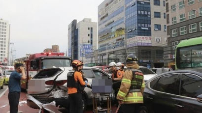 60대 여성 몰던 SUV, 횡단보도 덮쳤다…1명 사망·11명 부상