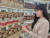 한 고객이 매대에서 CJ제일제당의 ‘비비고 삼계탕’ 제품을 살펴보고 있다. 사진 CJ제일제당