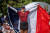 셀린 부티에가 30일(한국시간) 끝난 아문디 에비앙 챔피언십에서 정상을 밟았다. 우승 직후 자국 프랑스 국기를 펼쳐보이며 기뻐하는 부티에. AFP=연합뉴스