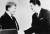 1980년 11월 미국 대선에서 맞붙은 민주당 후보인 지미 카터 대통령(왼쪽)과 로널드 레이건 공화당 후보가 TV토론에서 악수하고 있다. [중앙포토]