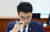 김남국 무소속 의원이 27일 국회 교육위원회에서 자료를 살펴보고 있다. 김현동 기자