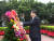 시진핑은 중국 공산당 총서기가 된 직후인 2012년 12월 초 바로 광둥성 선전의 롄화산 공원을 찾아 덩샤오핑 동상에 헌화했다. 당시엔 덩의 노선을 추종하는 것으로 비쳤다. 사진 신화망