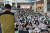 1일 오후 부산대병원 로비에서 노조원들이 노사가 합의한 중재안에 대해 박수를 치고 있다. 연합뉴스