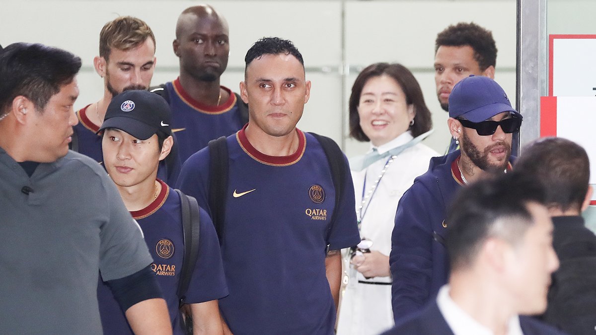 이강인(왼쪽)과 네이마르(오른쪽)을 비롯한 파리 생제르맹(PSG)선수들이 김해국제공항을 통해 입국하고 있다. 뉴스1