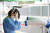 지난달 6일 오후 광주 북구 코로나19 선별진료소에서 보건소 의료진이 냉풍기 앞에서 땀을 닦고 있다. 사진 광주 북구
