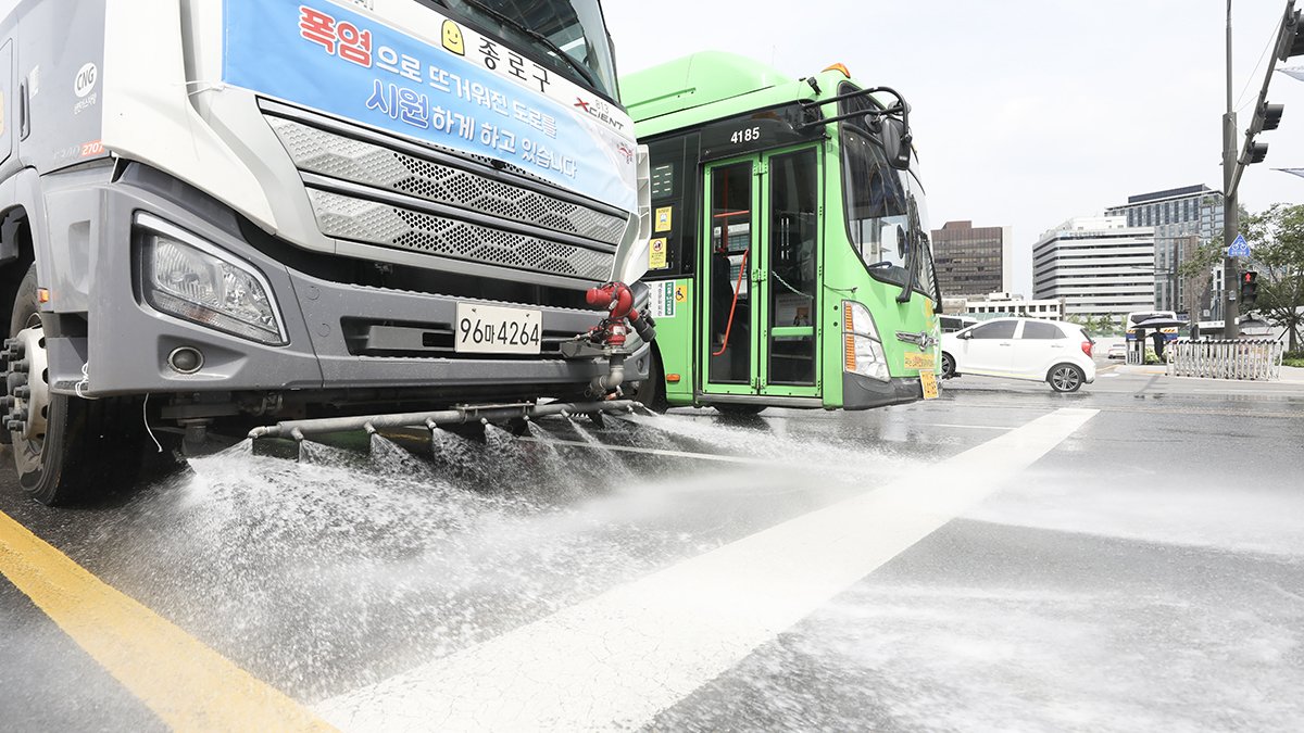 서울 종로구 세종대로 거리에서 살수차가 달아오른 도로에 물을 뿌리고 있다. 뉴스1