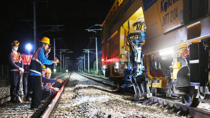 KTX도 발목잡는 폭염...낮보다 뜨거운 '야간 선로정비' [사진] 