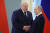 알렉산더 루카셴코 벨라루스 대통령(왼쪽)과 블라디미르 푸틴 러시아 대통령. AP=연합뉴스