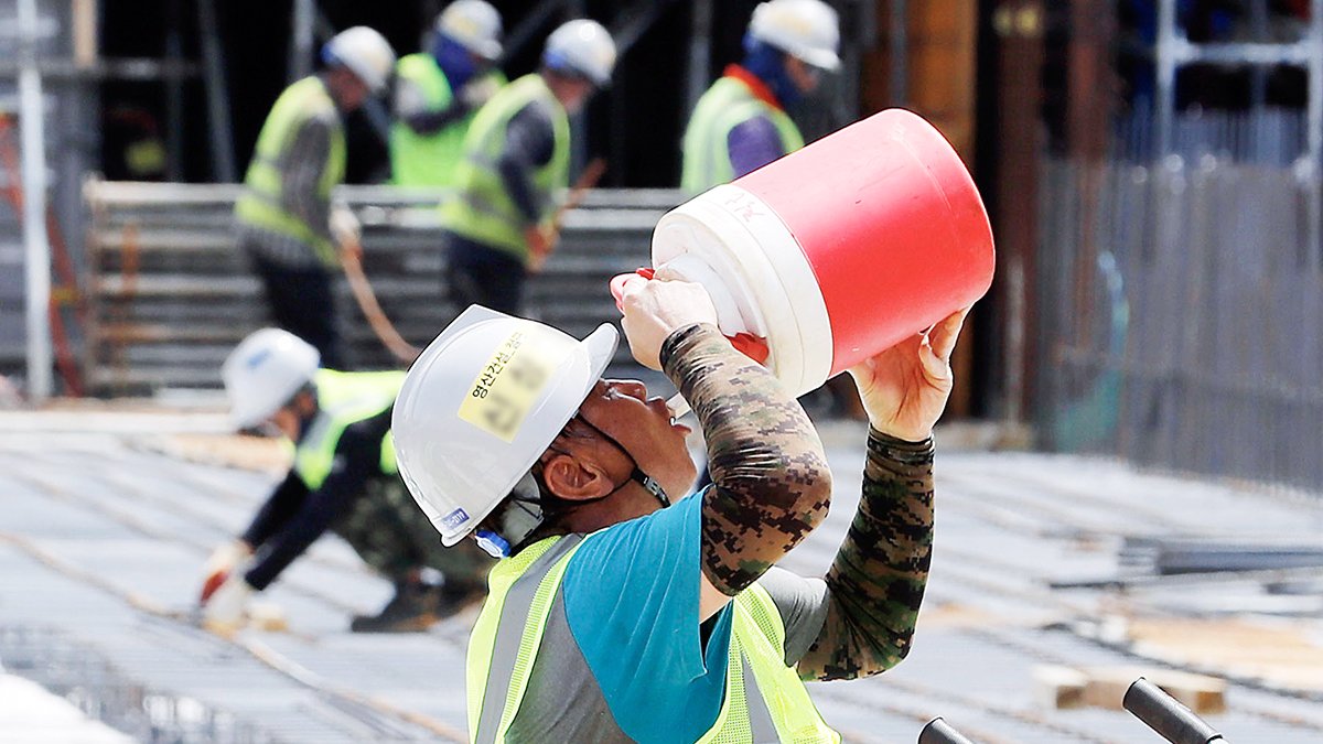 인천국제공항 시설공사 근로자들이 물을 마시고 있다. 뉴시스