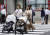 올해 6월 도쿄의 한 교차로에서 시민들이 유모차를 밀고 가고 있다. 일본에서 지난해 태어난 신생아 수는 1889년 이후 처음으로 80만 명 아래로 내려갔다. EPA=연합뉴스