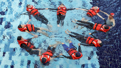[포토타임] 아이들 위해 생존 수영 배우는 초등학교 선생님들