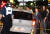 국민의힘 안철수 의원이 3일 오후 경기 성남시 분당구 서현역 인근 묻지마 흉기 난동 사건 현장을 찾아 용의자가 인도로 돌진해 시민에게 부상을 입힌 차량을 살펴보고 있다. 연합뉴스