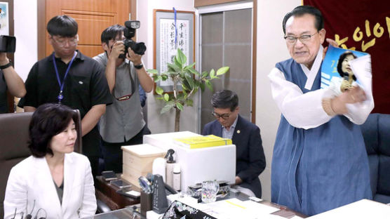 김은경, 대한노인회 찾아 사과…노인회장은 '사진 따귀' 분노 