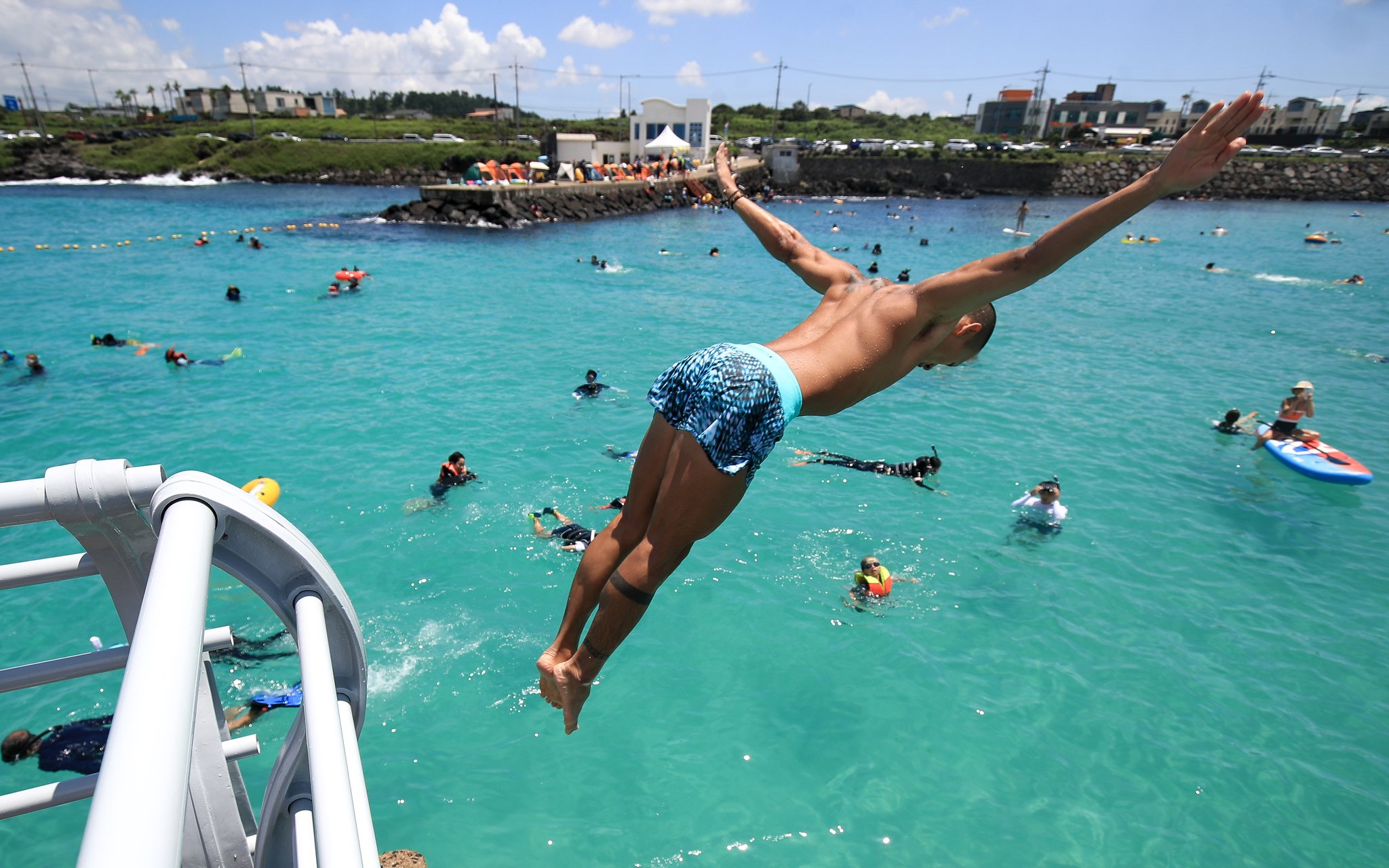  제주시 한경면 판포포구를 찾은 피서객들이 물놀이를 즐기고 있다. 뉴시스
