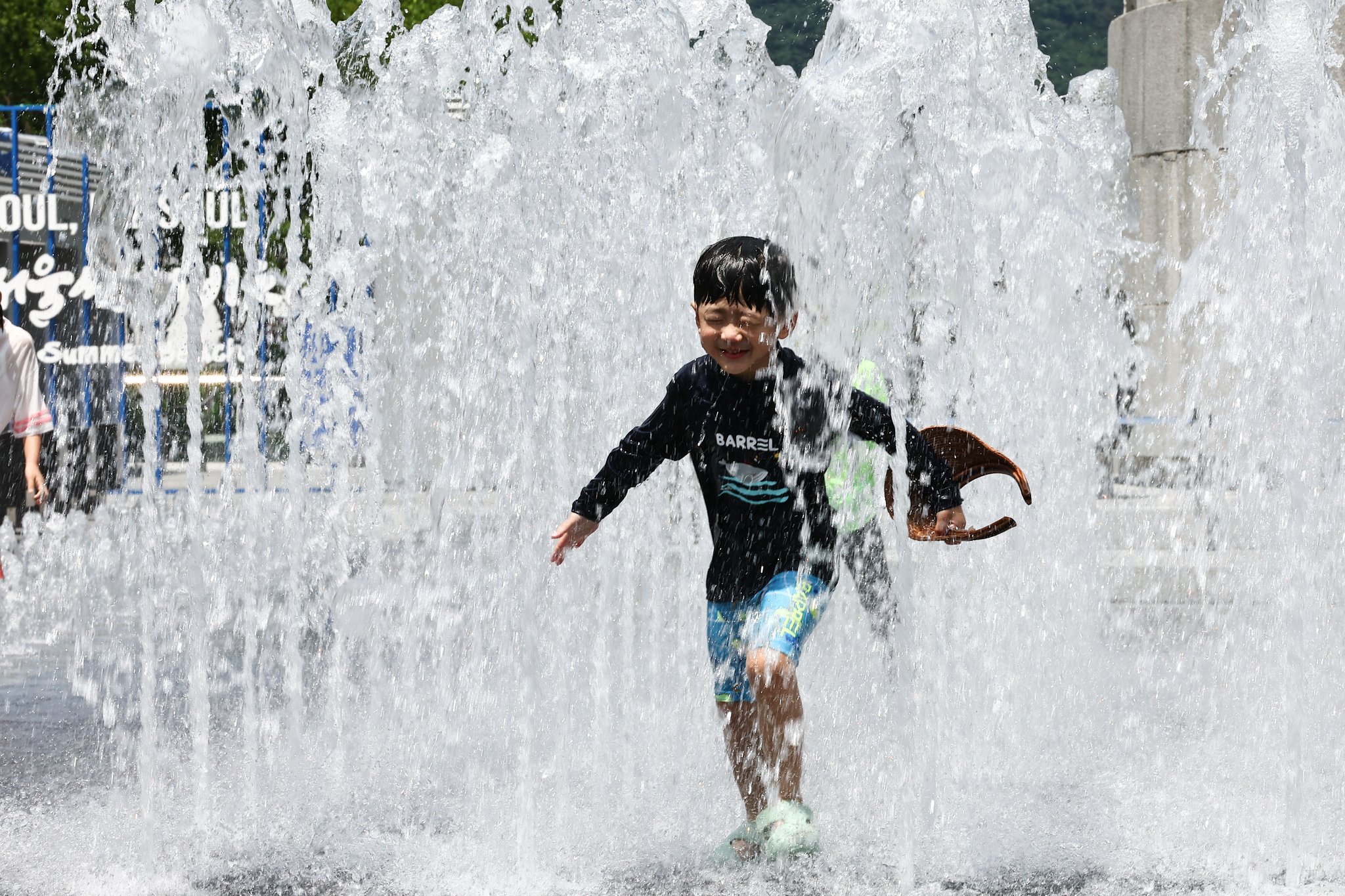 3일 오후 서울 중구 광화문광장 분수에서 어린이들이 물놀이를 하고 있다. 김종호 기자