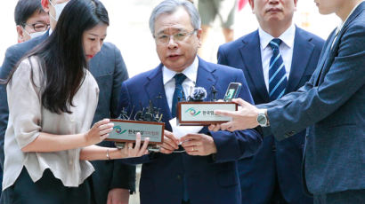 박영수, 영장 두번 만에 구속…법원 “증거인멸 우려 있다”