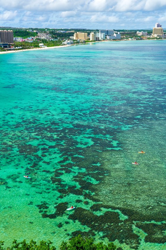 괌이 태풍 피해를 딛고 여행 정상화에 돌입했다. 현재 공항·호텔·상점·관광지 등이 모두 정상에 들어갔다. 투몬 해변의 평화로운 풍경도 옛 모습을 되찾았다.