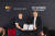 현대차그룹 김흥수 부사장(오른쪽)과 AI 반도체 스타트업 텐스토렌트 짐 켈러 최고경영자(CEO)가 최근 미국 캘리포니아주 샌타클래라에서 투자계약서에 서명했다. [사진 현대차그룹]