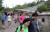 와룡공원 인근 성곽길을 걷는 시민들. [사진 김정탁, 중앙포토]